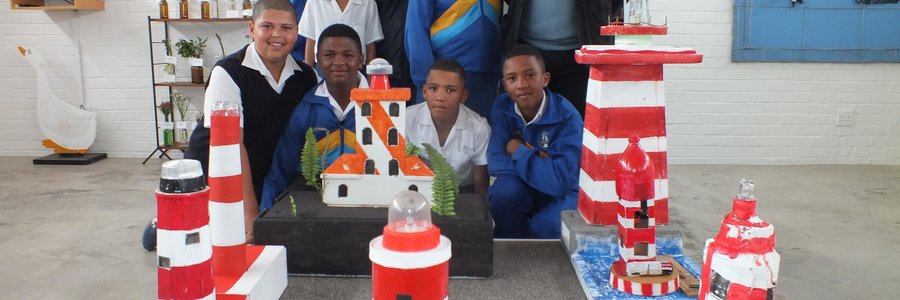 Hier is die groep leerders van Gansbaai PrimÃªr by hulle vuurtorings wat hulle gebou het, met Adjunkhoof Niel Pedro agter regs 